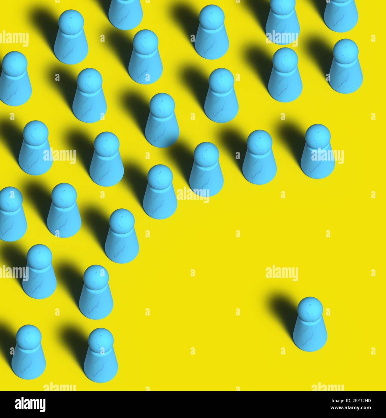 Gli uomini di legno blu stanno in piedi intorno ad una folla. Concetto di parlare in pubblico, conflitto e unione Foto Stock