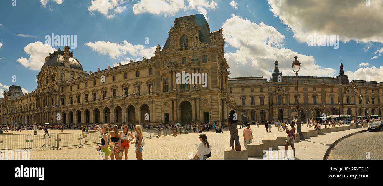 Francia, Parigi, 20.08.2023, Museo del Louvre, è un museo nazionale d'arte, sede di alcune delle opere più canoniche dell'arte occidentale, tra cui la Monna Lisa Foto Stock