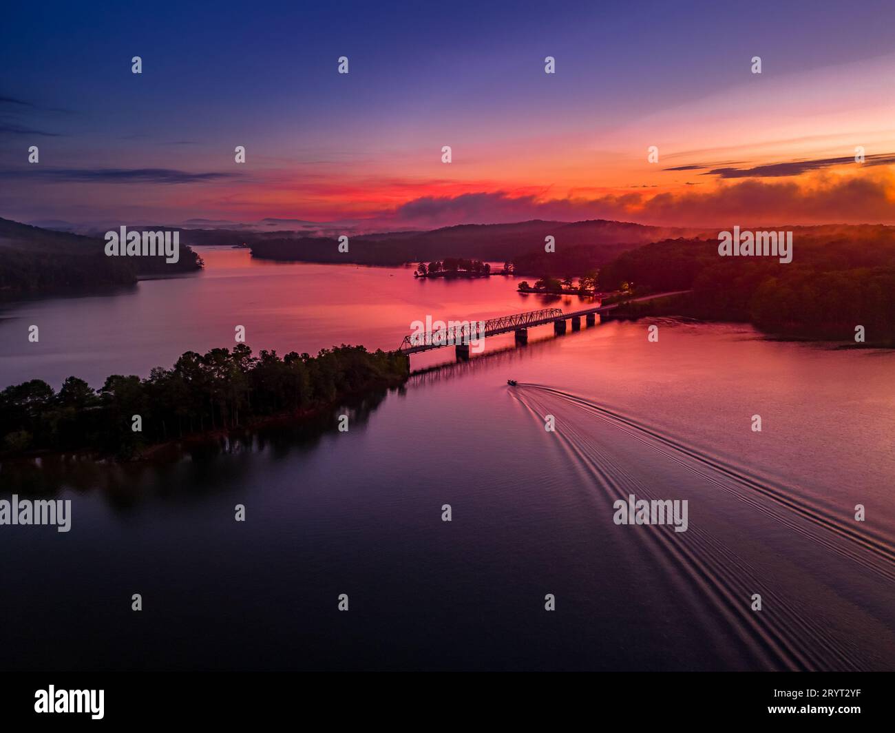 Una vista aerea del ponte Bethany sul lago Allatoona in Georgia, USA al tramonto viola Foto Stock