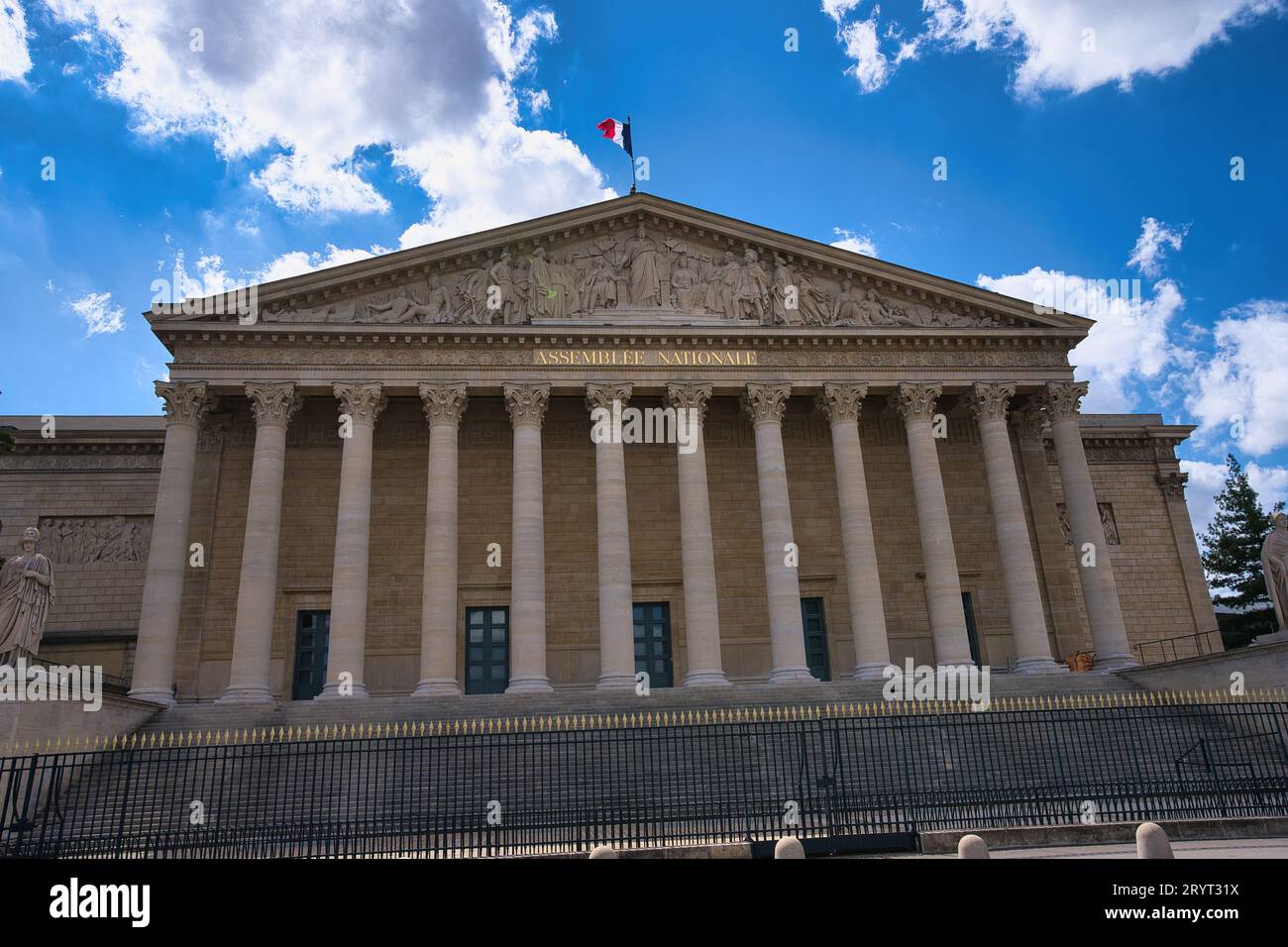 Francia, Parigi, 20.08.2023, il Palais Bourbon è il luogo d'incontro dell'Assemblea Nazionale, la camera legislativa inferiore del Parlamento francese. Foto Stock