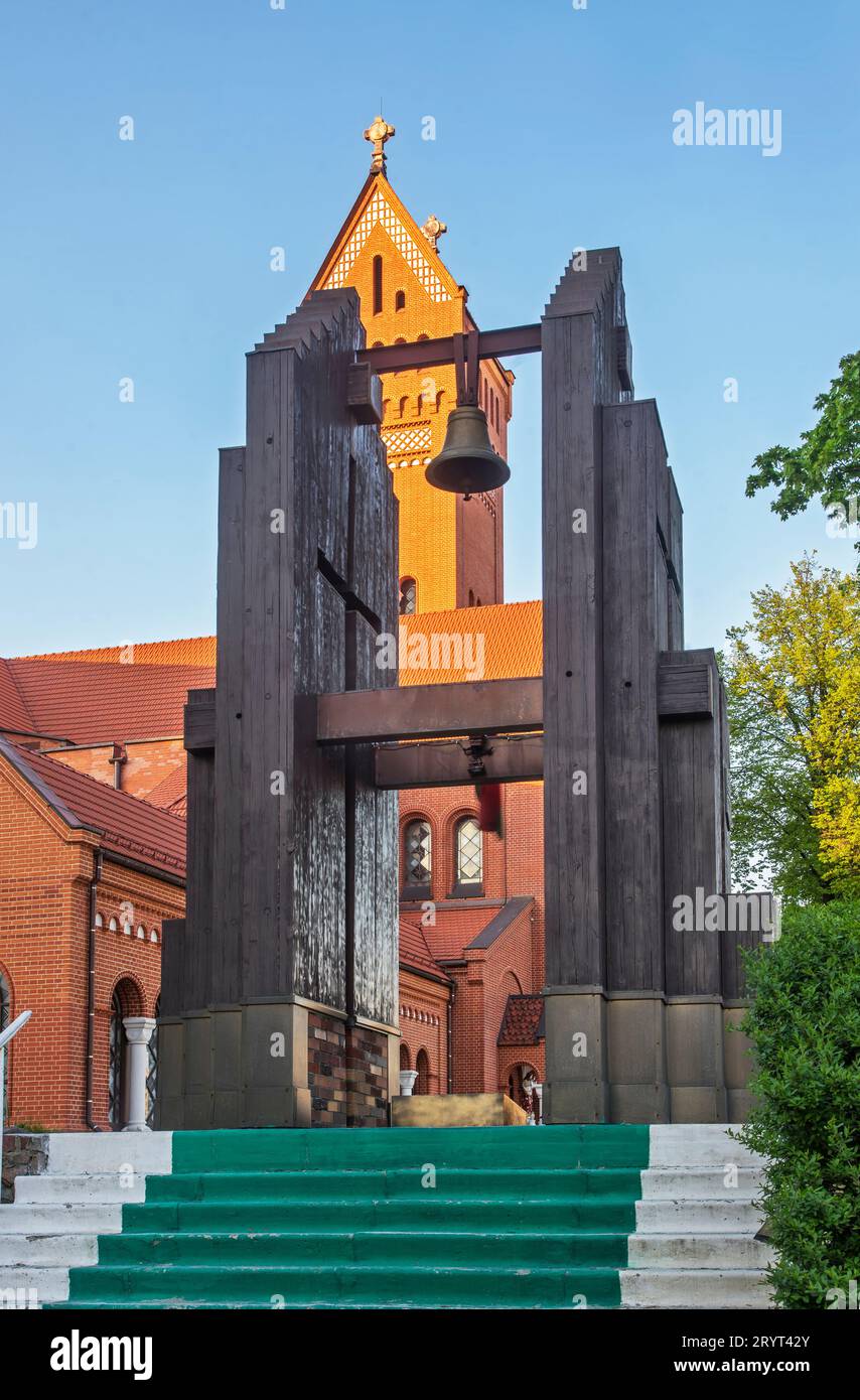 Campana di Nagasaki di fronte alla chiesa dei Santi Simone ed Elena - Chiesa Rossa a Minsk Bielorussia Foto Stock