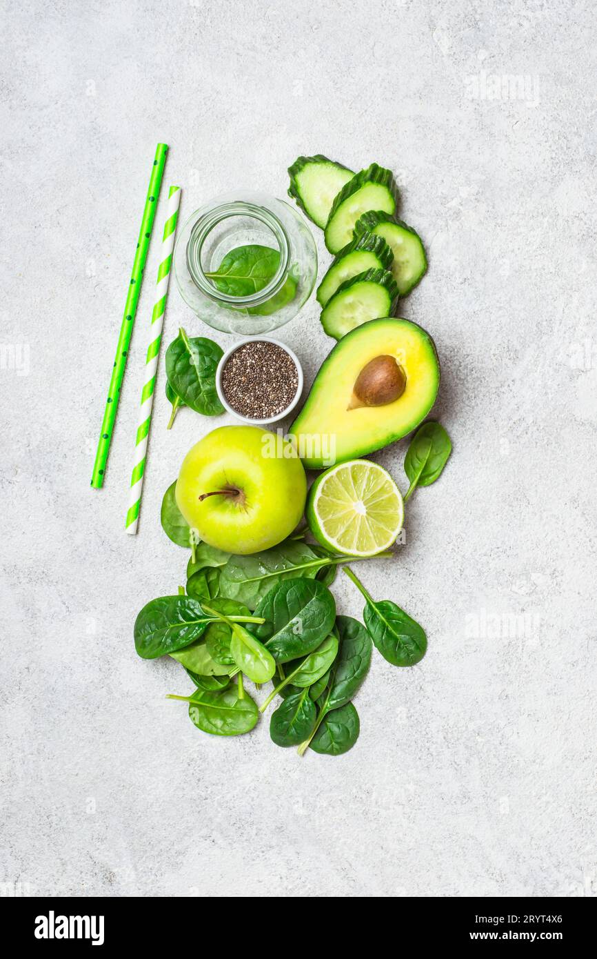 Ingredienti per frullati di verde. Una dieta salutare concetto. Foto Stock