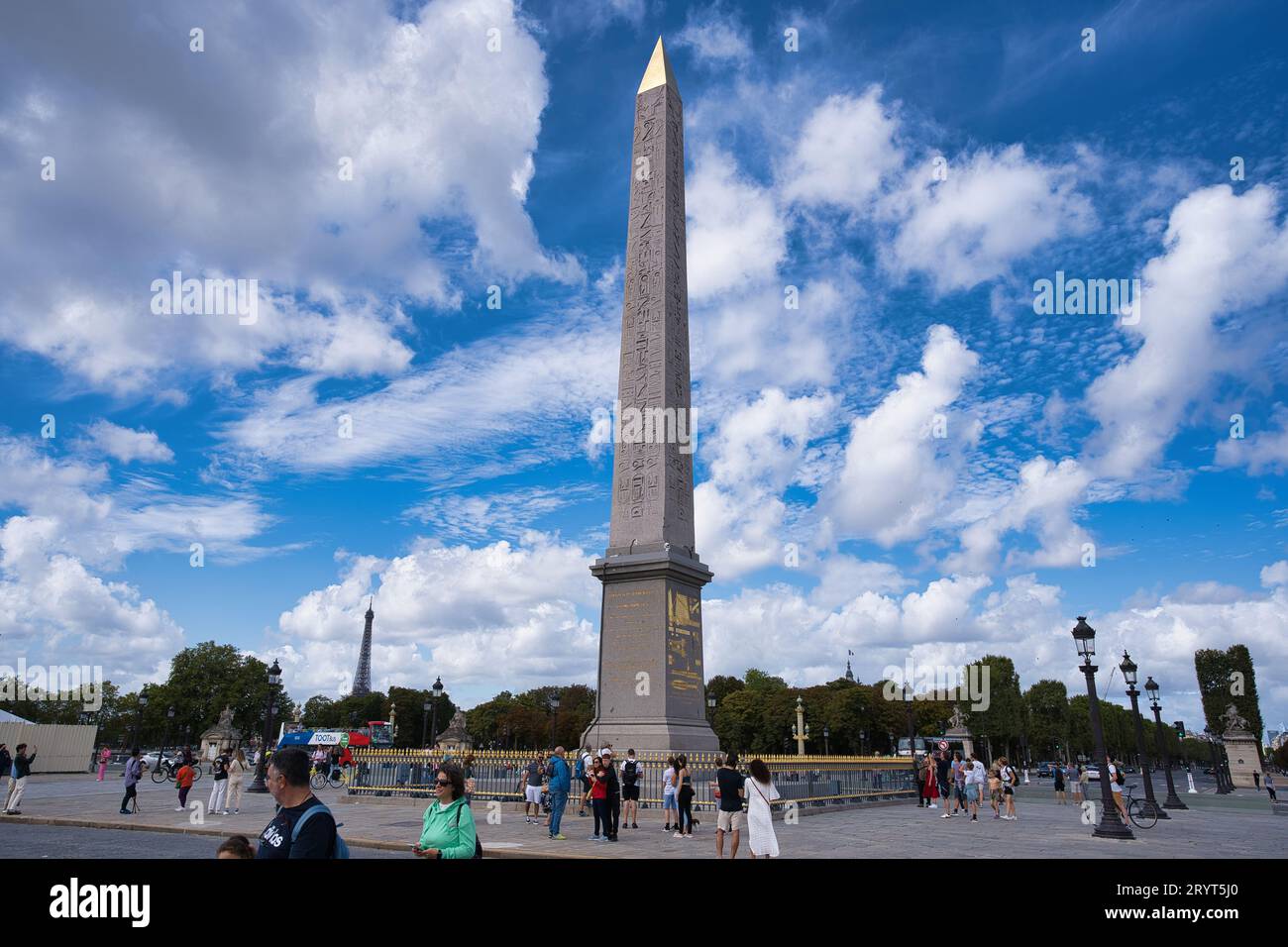 Francia, Parigi 20.08.2023, gli obelischi di Luxor sono una coppia di antichi obelischi egiziani, risalenti a più di 3.000 anni fa, scolpiti per stare su entrambi i lati del portale Foto Stock