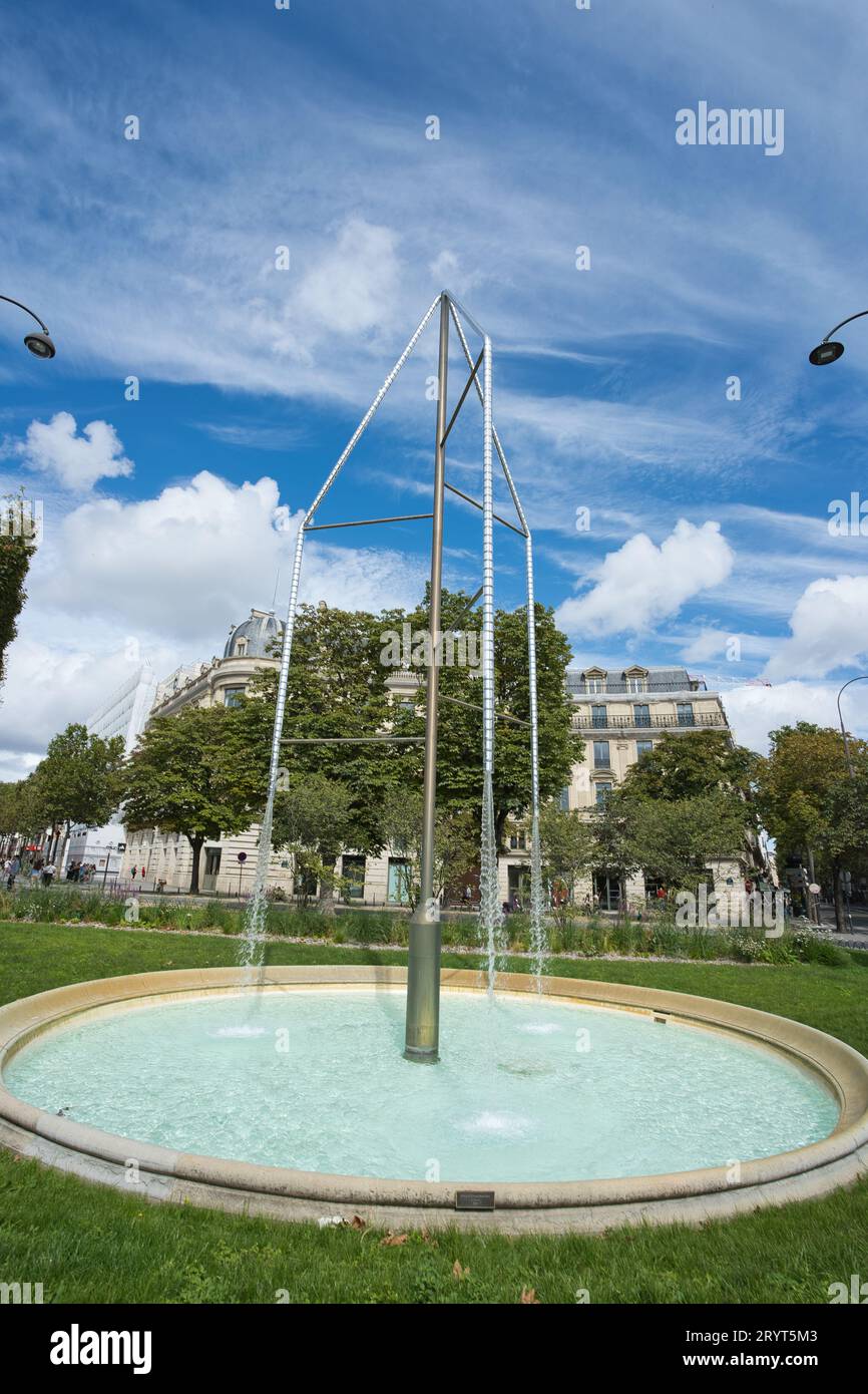 Francia, Parigi 20.08.2023 Fontana di cristallo, Champs-Elysees, queste sei strane ma interessanti fontane brillano di cristallo Swarovski Foto Stock