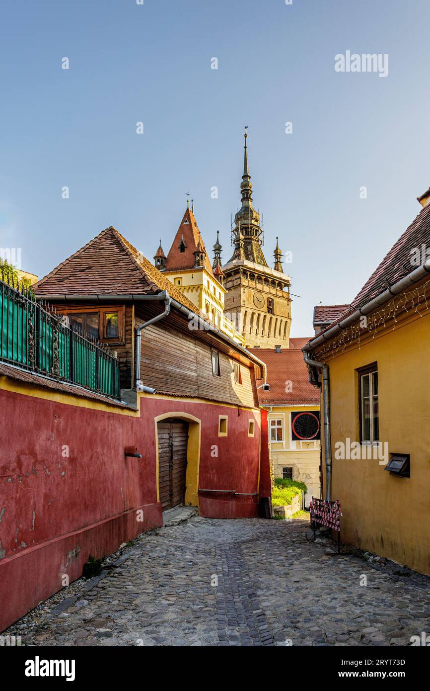 Sulle strade della fortezza medievale e della città di Sighisoara con case colorate. Foto scattata il 14 agosto 2023 a Sighisoara, Transilvania Reg Foto Stock