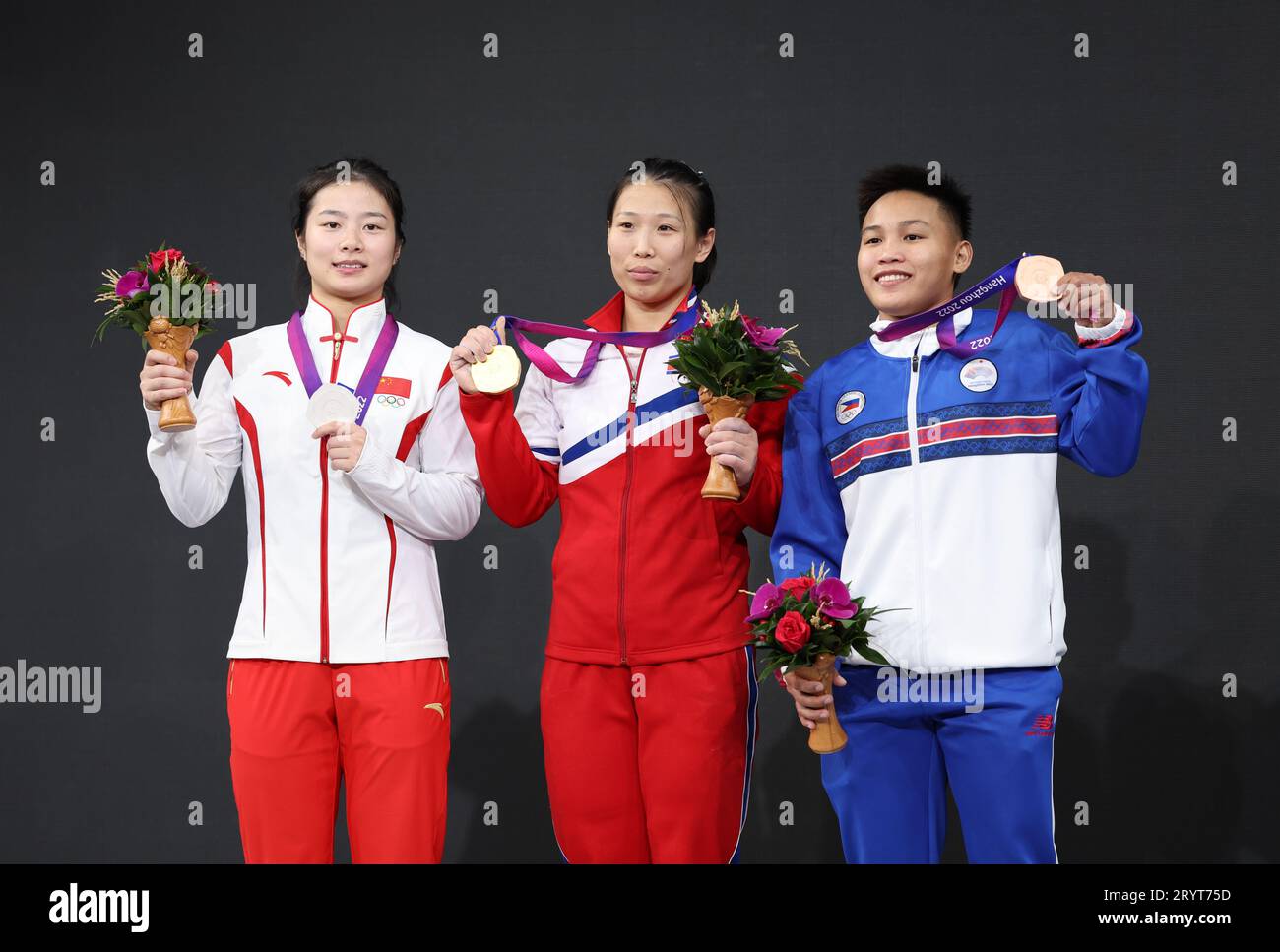 Hangzhou, provincia cinese di Zhejiang. 2 ottobre 2023. La medaglia d'oro Rim Unsim (C) della Repubblica democratica popolare di Corea (RPDC), la medaglia d'argento Pei Xinyi (L) della Cina e la medaglia di bronzo Elreen Ann Ando delle Filippine partecipano alla cerimonia della vittoria del 64Kg Group A Match of Weightlifting femminile ai 19esimi Giochi asiatici di Hangzhou, provincia dello Zhejiang della Cina orientale, 2 ottobre 2023. Crediti: Yang lei/Xinhua/Alamy Live News Foto Stock