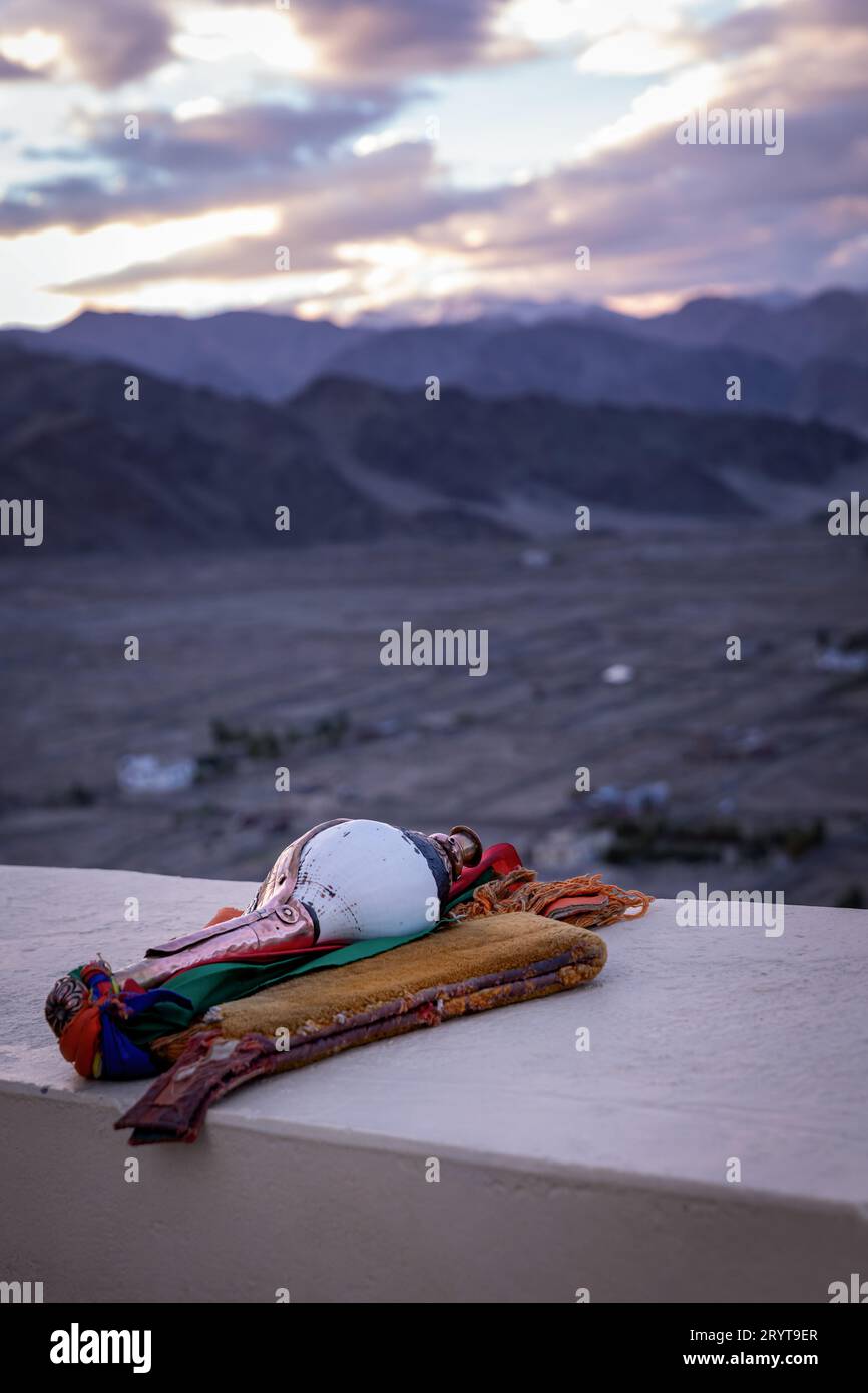 Conchiglia buddista soffiante, monastero di Thikse (Thiksay Gompa), Ladakh, India Foto Stock