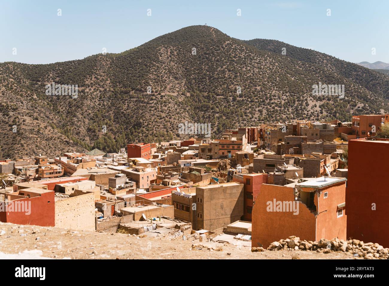 Vista del tradizionale piccolo villaggio rurale marocchino di Amizmiz nella campagna delle montagne dell'Atlante del Marocco in una giornata di sole con cielo azzurro. Landscap Foto Stock