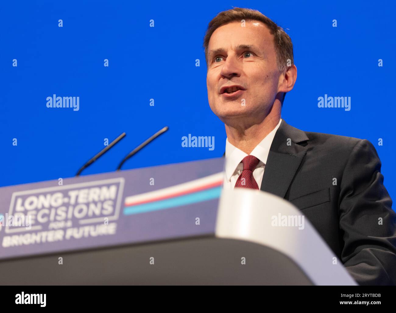 Manchester, Regno Unito. 2 ottobre 2023. Jeremy Hunt Cancelliere dello Scacchiere si rivolge alla sala principale il secondo giorno della Conferenza dei conservatori. Manchester Regno Unito. Crediti: GaryRobertsphotography/Alamy Live News Foto Stock
