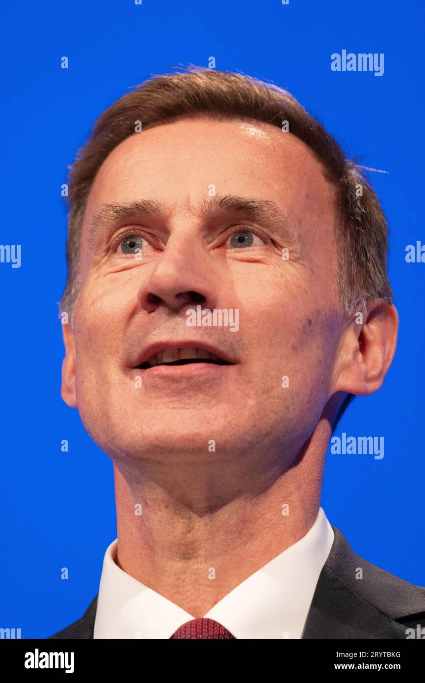 Manchester, Regno Unito. 2 ottobre 2023. Jeremy Hunt Cancelliere dello Scacchiere si rivolge alla sala principale il secondo giorno della Conferenza dei conservatori. Manchester Regno Unito. Crediti: GaryRobertsphotography/Alamy Live News Foto Stock