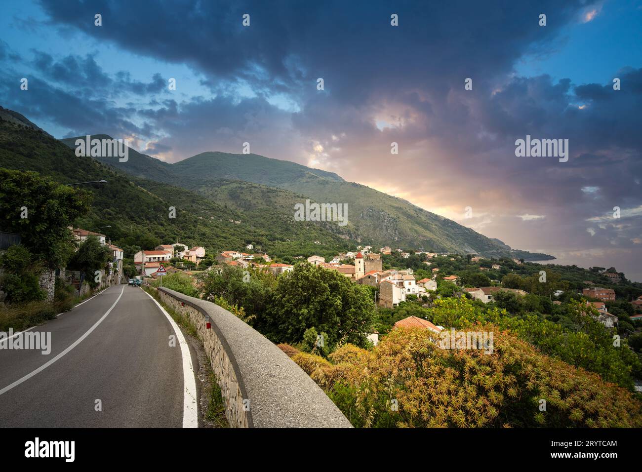 Strada costiera con vista sulla costa e sul Mar Mediterraneo a Salerno, Campania, Salerno, italia Foto Stock