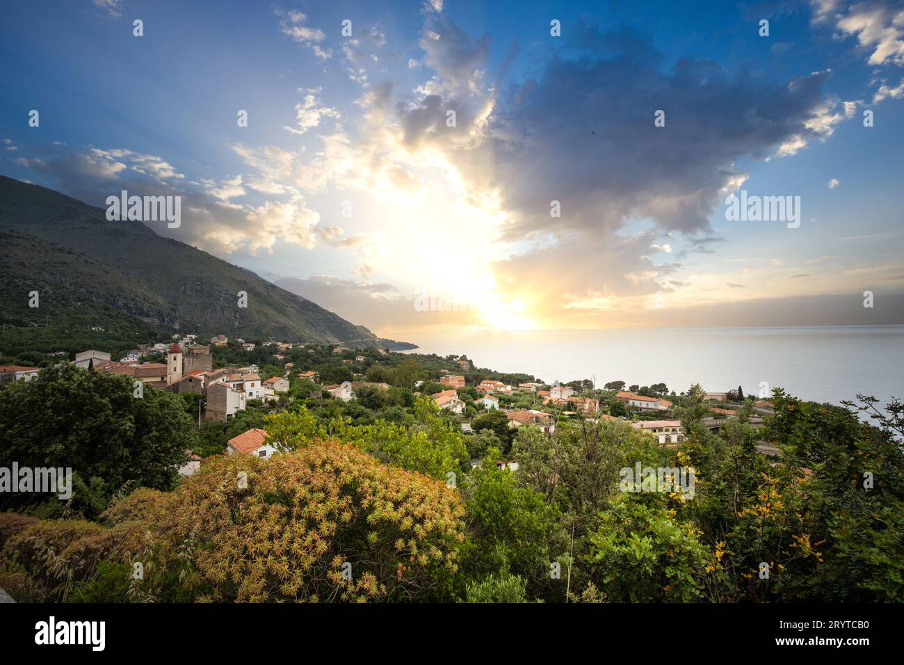 Strada costiera che si affaccia sulla costa e sul Mar Mediterraneo a Salerno, Campania, Salerno Italia Foto Stock