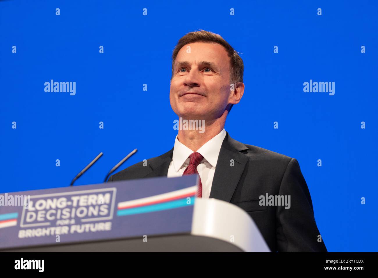 Manchester, Regno Unito. 2 ottobre 2023. Jeremy Hunt Cancelliere dello Scacchiere si rivolge alla sala principale il secondo giorno della Conferenza dei conservatori. Manchester Regno Unito. Picture garyroberts/worldwidefeatures.com Credit: GaryRobertsphotography/Alamy Live News Foto Stock