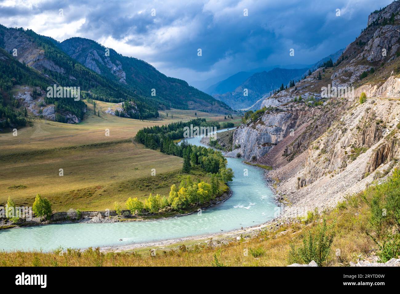 Vista del fiume Chuya e delle montagne Altai. Repubblica Altaj, Siberia, Russia Foto Stock