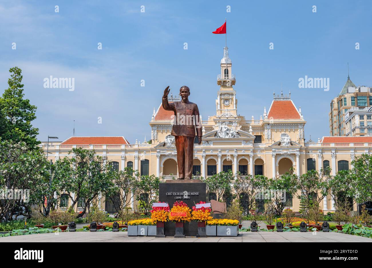Statua di ho chi Minh di fronte al Municipio, Saigon, ho chi Minh City, Vietnam. Foto Stock