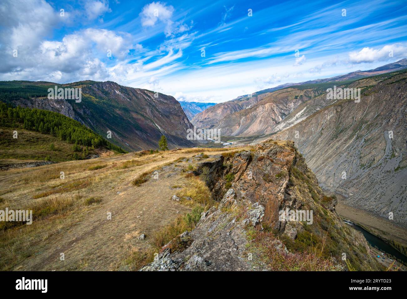 Vista della valle di Chulyshman con il fiume Chulyshman al passo Katu-Yaryk. Repubblica Altai, Siberia, Russia Foto Stock