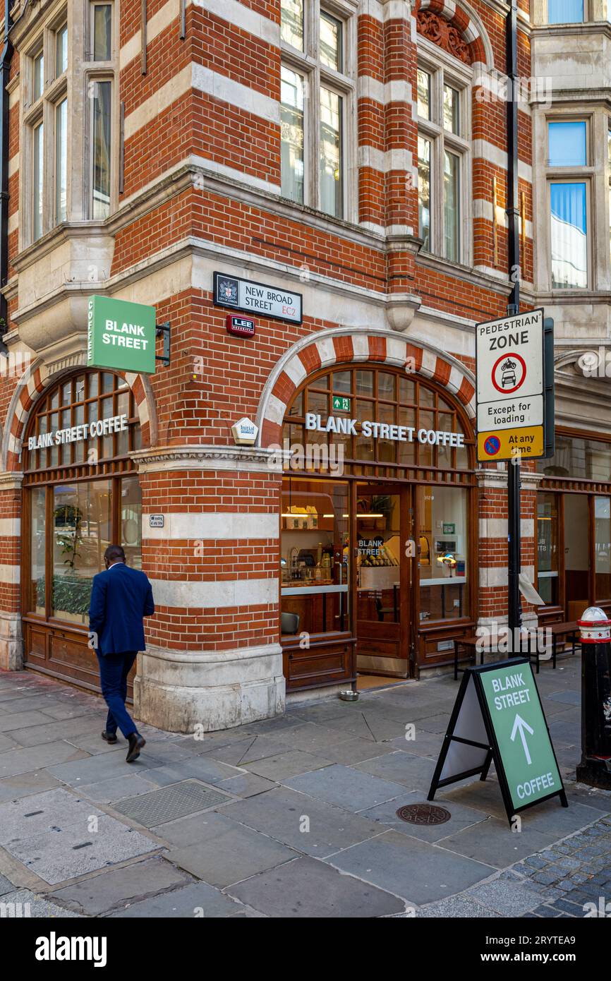 Blank Street Coffee - Blank Street Coffee Shop vicino alla stazione di Liverpool St. Londra. Blank Street Coffee è una catena di caffè statunitense fondata nel 2020. Foto Stock