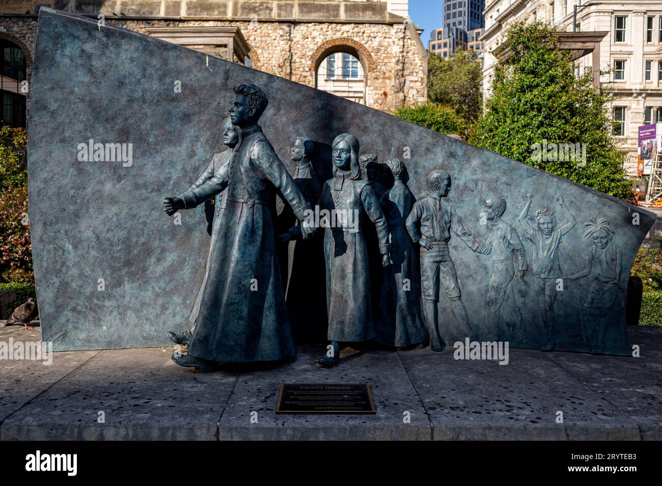 2017 Scultura al Christchurch Greyfriars Church Garden per commemorare i 350 anni di Christ's Hospital School 1552-1902. Artista Andrew F Brown. Foto Stock