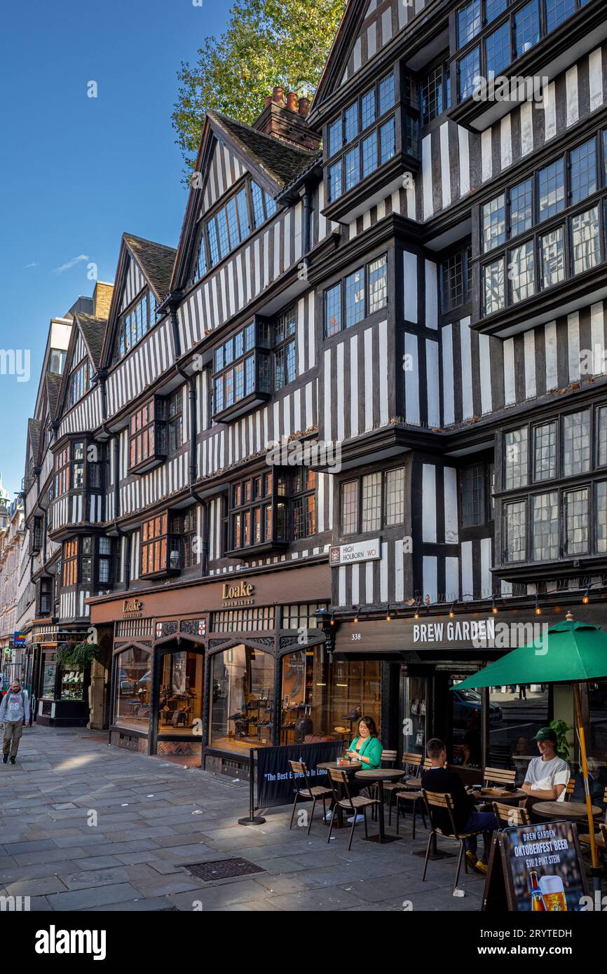 Staple Inn London - un edificio parzialmente Tudor risalente al 1585 su High Holborn nel centro di Londra. Utilizzato dall'Istituto e dalla Facoltà di attuari. Foto Stock