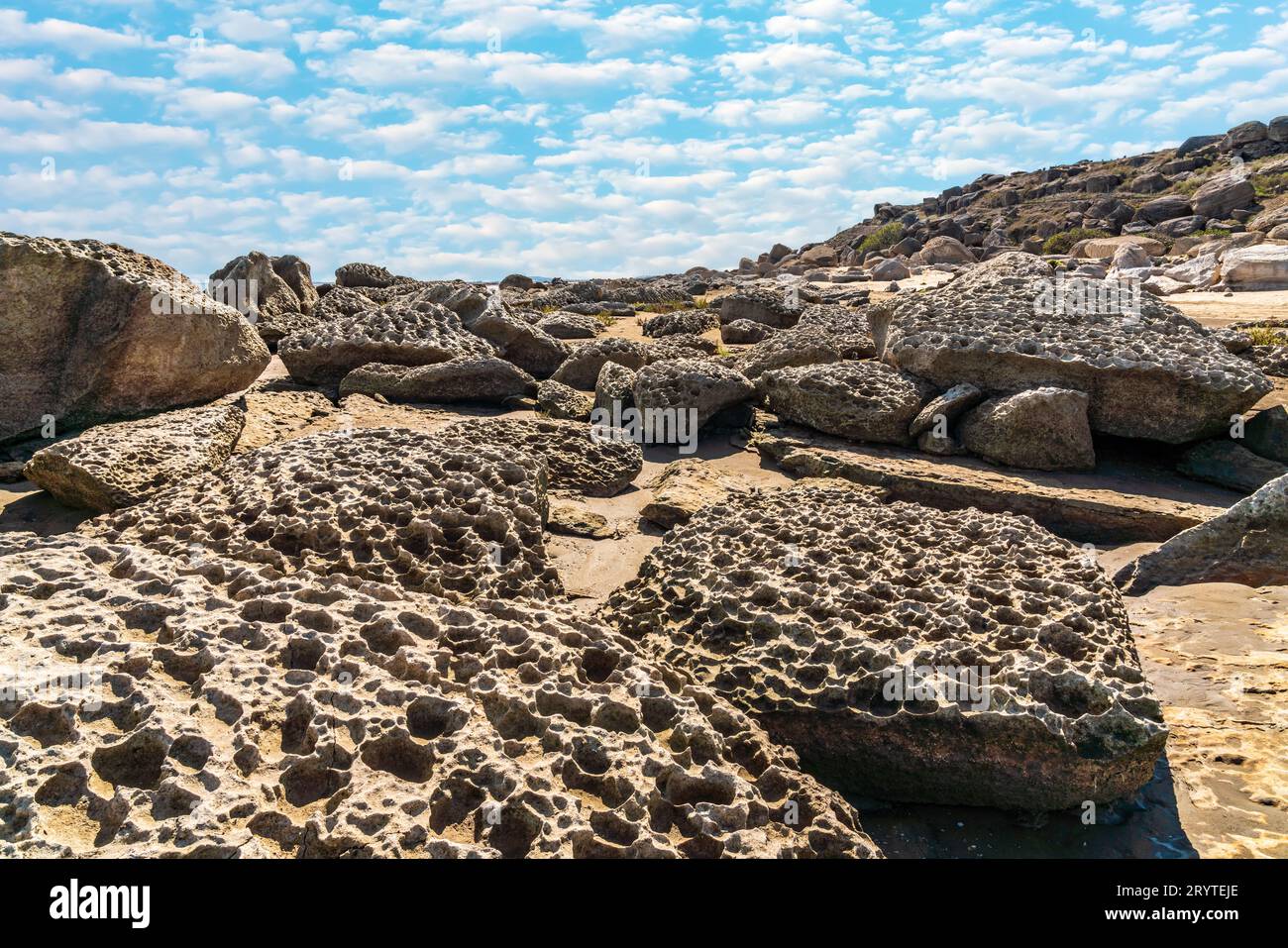 Antiche rocce sulla costa del mare Foto Stock