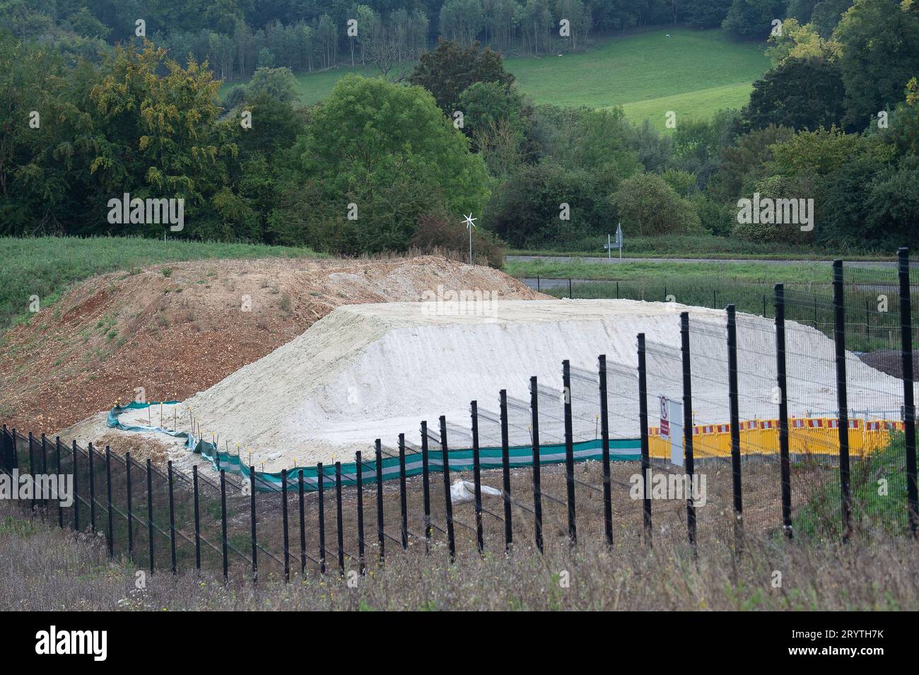 IMMAGINI DEI FILE. 2 ottobre 2023. Dopo giorni di speculazioni, Sky News ha riferito oggi dalla Conferenza del Partito Conservatore di Manchester che la HS2 Northern Leg di Birmingham Manchester deve essere cancellata. Little Missenden, Buckinghamshire, Regno Unito. 1 ottobre 2023. Il cantiere HS2 per la costruzione di pozzi di ventilazione a Little Missenden, Buckinghamshire. Si dice che le due macchine per la perforazione di tunnel sotto le Chilterns abbiano ora raggiunto il sito di Little Missden. Negli ultimi giorni ci sono state molte speculazioni sul fatto che il primo ministro Rishi Sunak dovrebbe annunciare la cancellazione Foto Stock