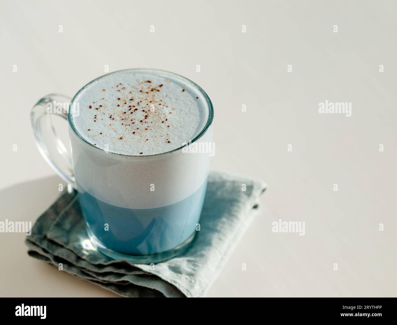 Latte di pea blu o latte di matcha blu con spazio per la copia Foto Stock