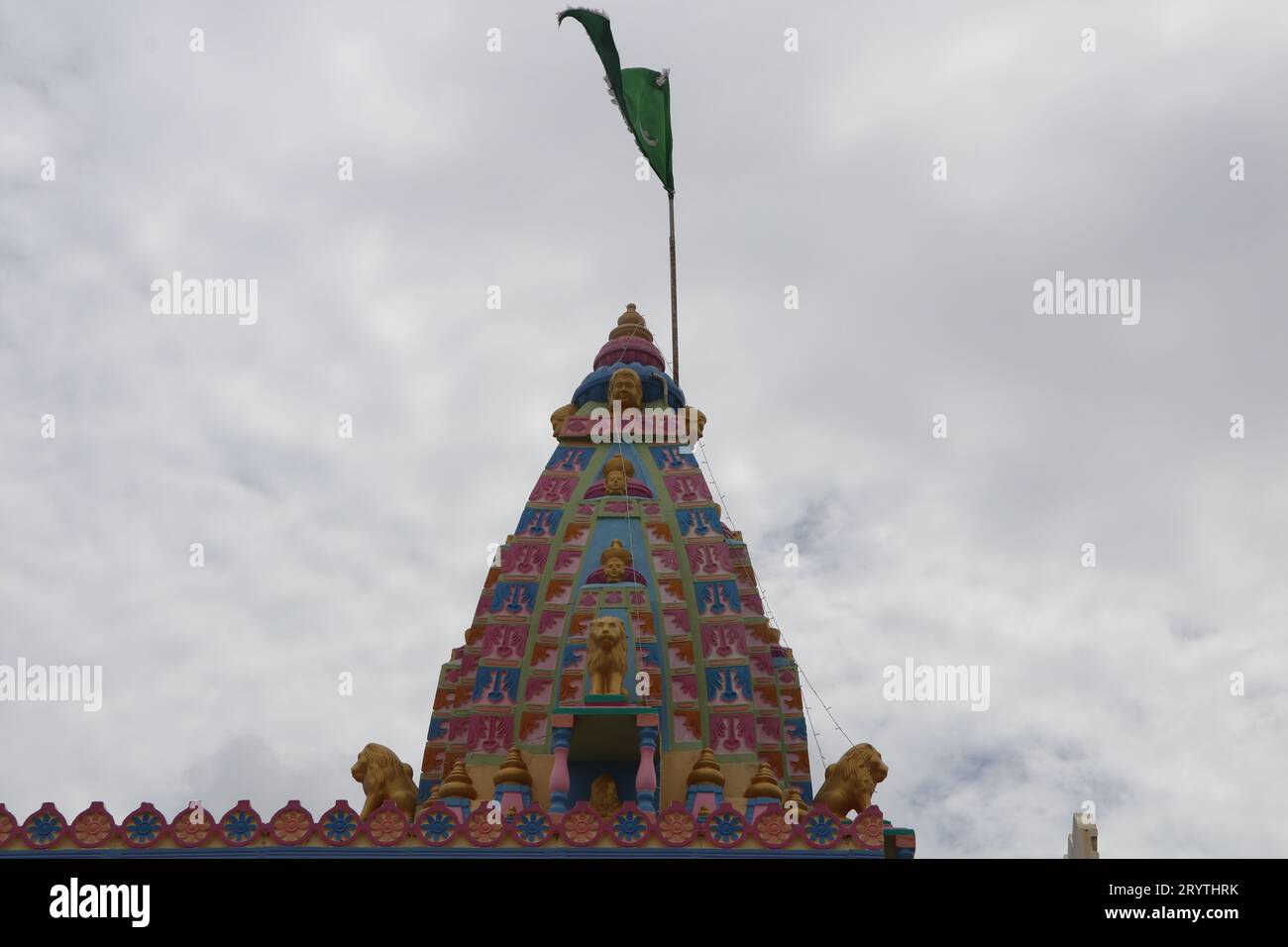 Questa fotografia cattura una scena potente e profondamente spirituale in un tempio sacro in India. Foto Stock