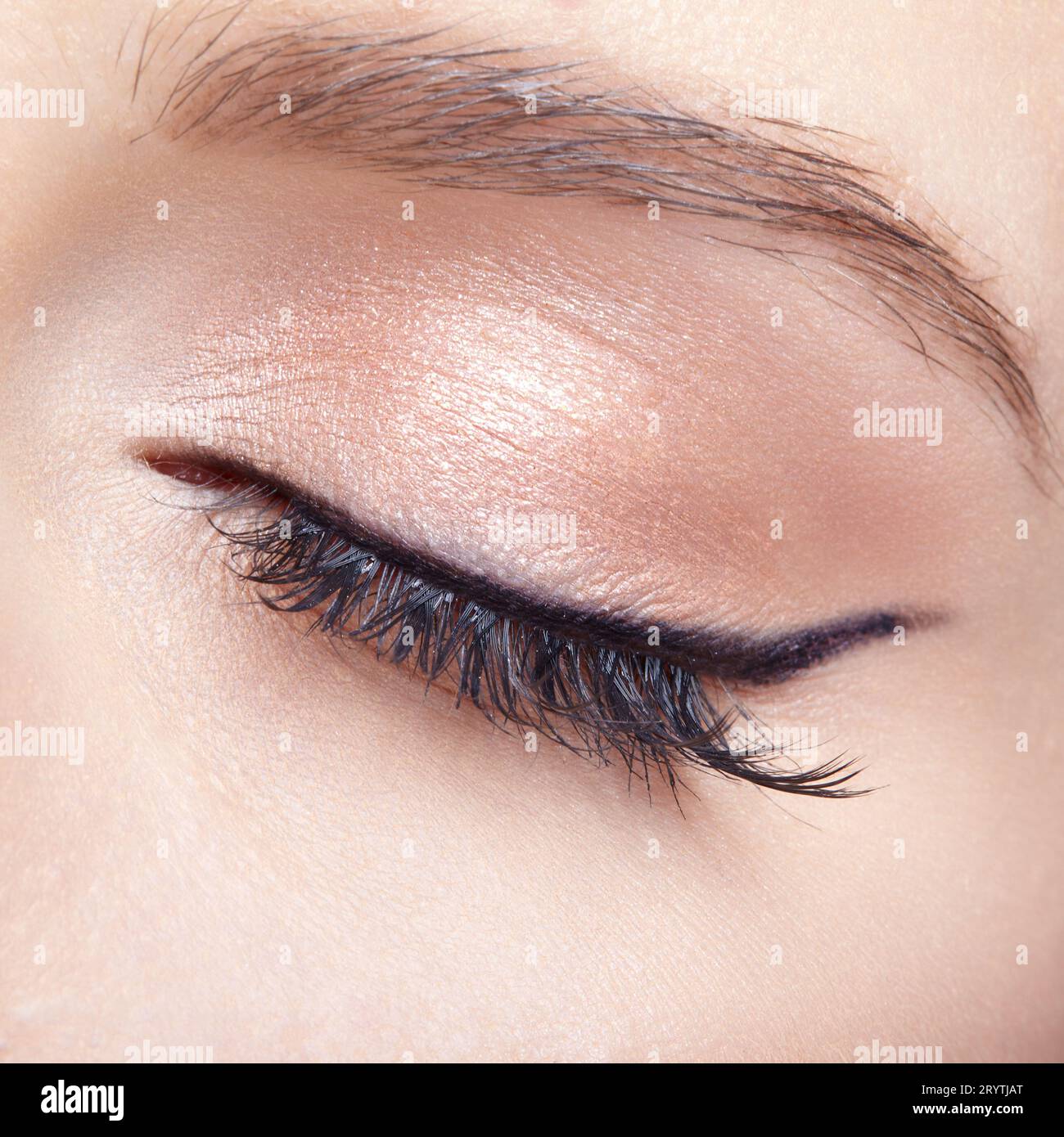 Primo piano macro di un occhio femminile chiuso con ombre rosa chiaro Foto Stock
