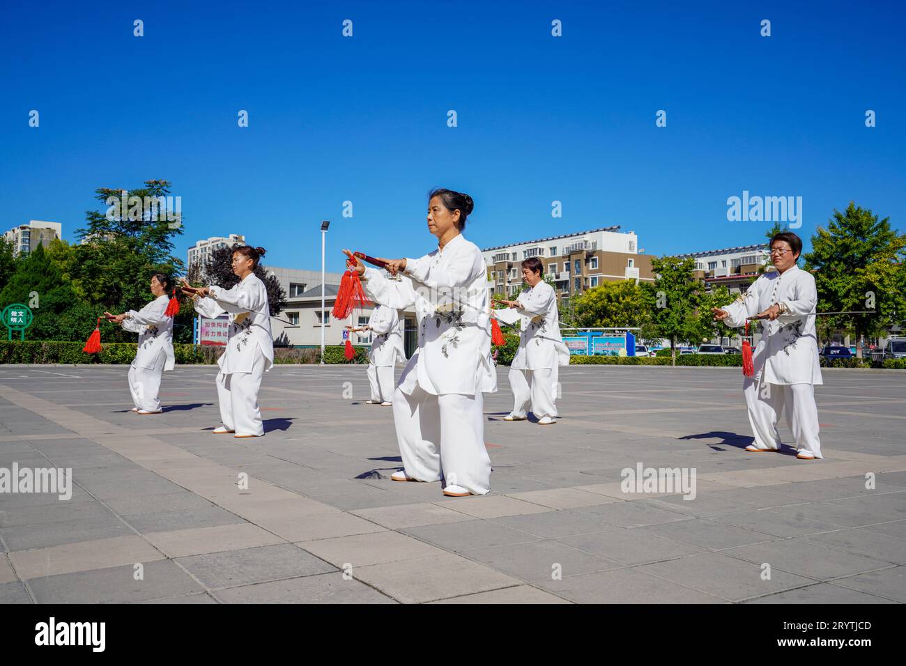 Contea di Luannan, Cina - 22 agosto 2023: Lo spettacolo di Tai chi Sword viene eseguito su una piazza. Foto Stock