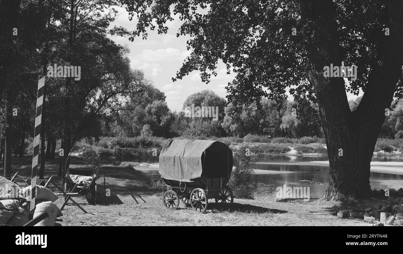 Carro contadino sovietico della seconda guerra mondiale russo sulla riva del fiume. Attrezzatura WWII dell'Armata Rossa. Rievocazione storica. Bianco e nero Foto Stock