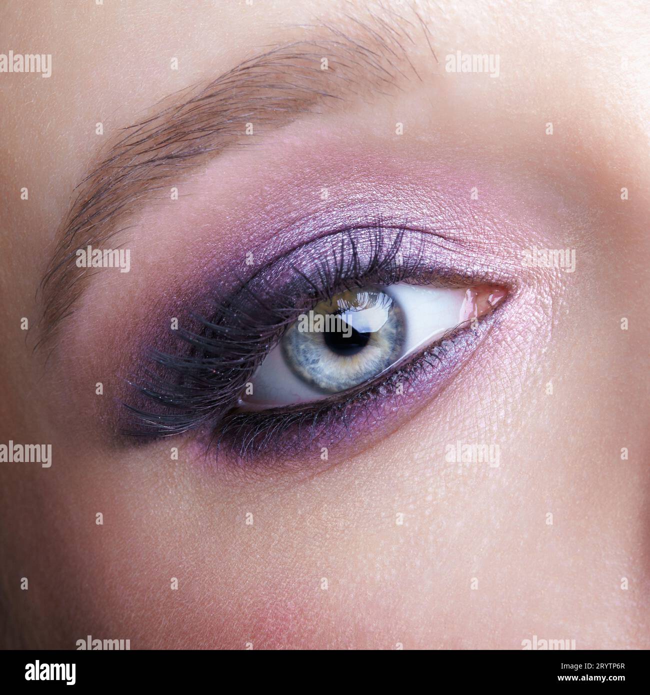 Primo piano macro dell'occhio umano femminile. Donna con trucco occhi di bellezza lilla. Foto Stock