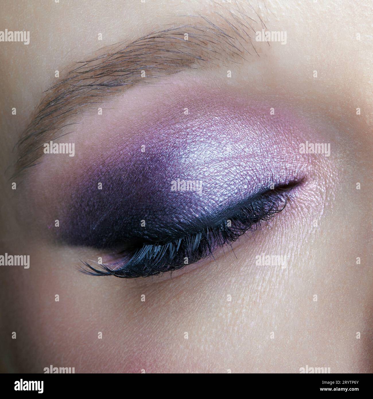 Primo piano macro dell'occhio umano femminile. Donna con trucco occhi di bellezza lilla. Foto Stock