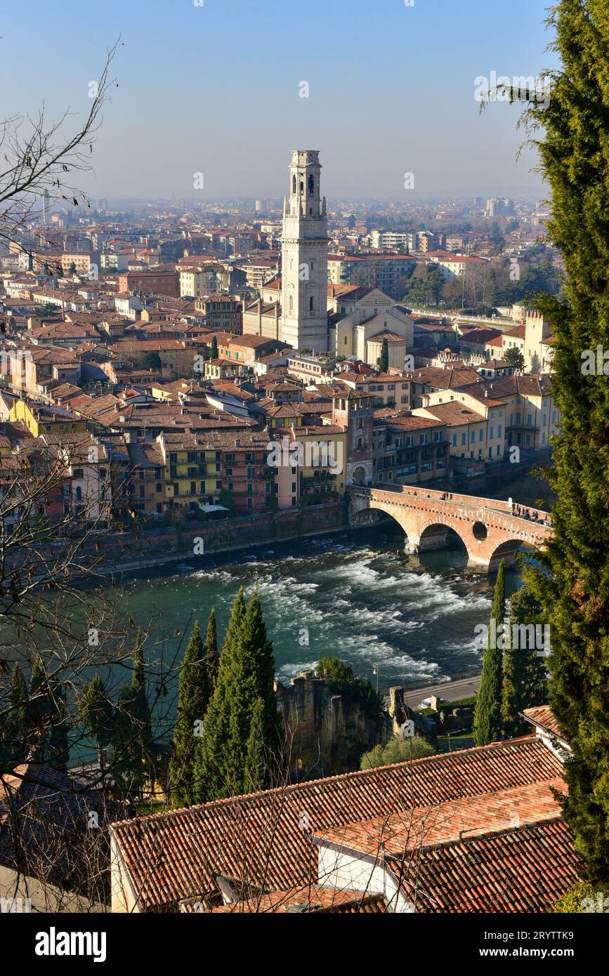 Verona da Piazzale Castel San Pietro. Il Duomo di Verona (1187 d.C.), il Ponte di pietra (100 a.C.) e il fiume Adige più importanti. Foto Stock