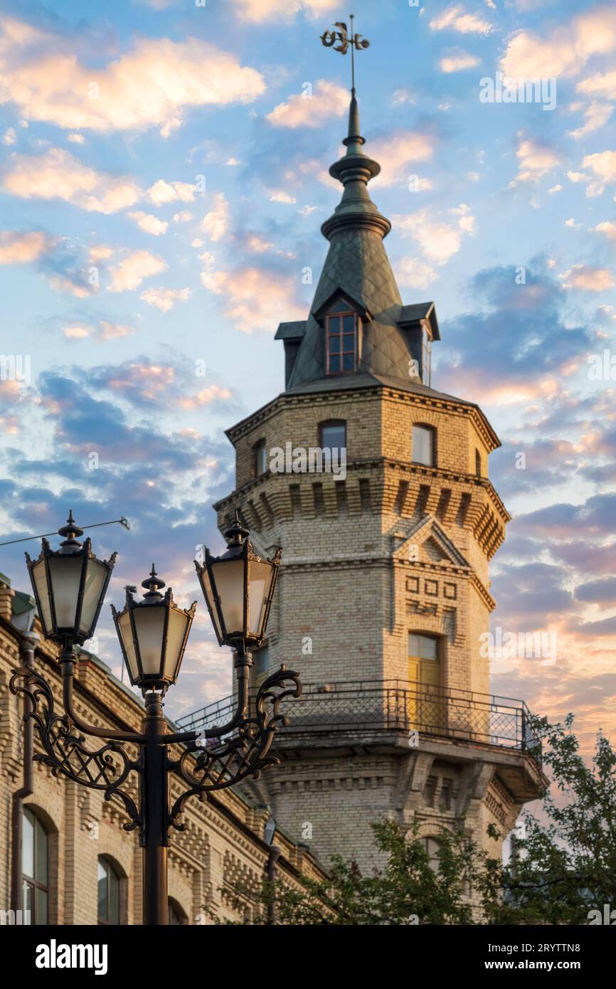 Torre gotica e luci della città dell'università politecnica di Kiev. Attenzione selettiva alle luci della città Foto Stock