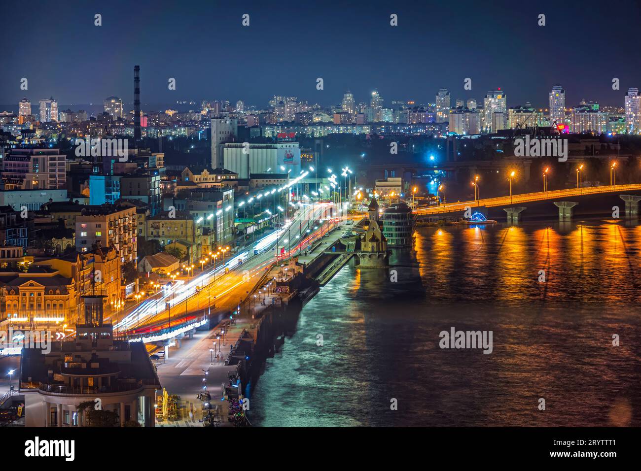 2023-09-22 Kiev, Ucraina. Vista notturna su Podil, centro storico di Kiev. Luci della città e traffico notturno sulla riva del fiume Dnipro Foto Stock