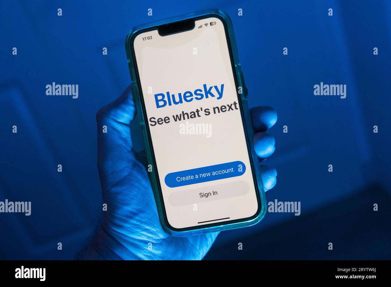 Passa con iPhone con l'alternativa Bluesky X o Twitter Foto Stock