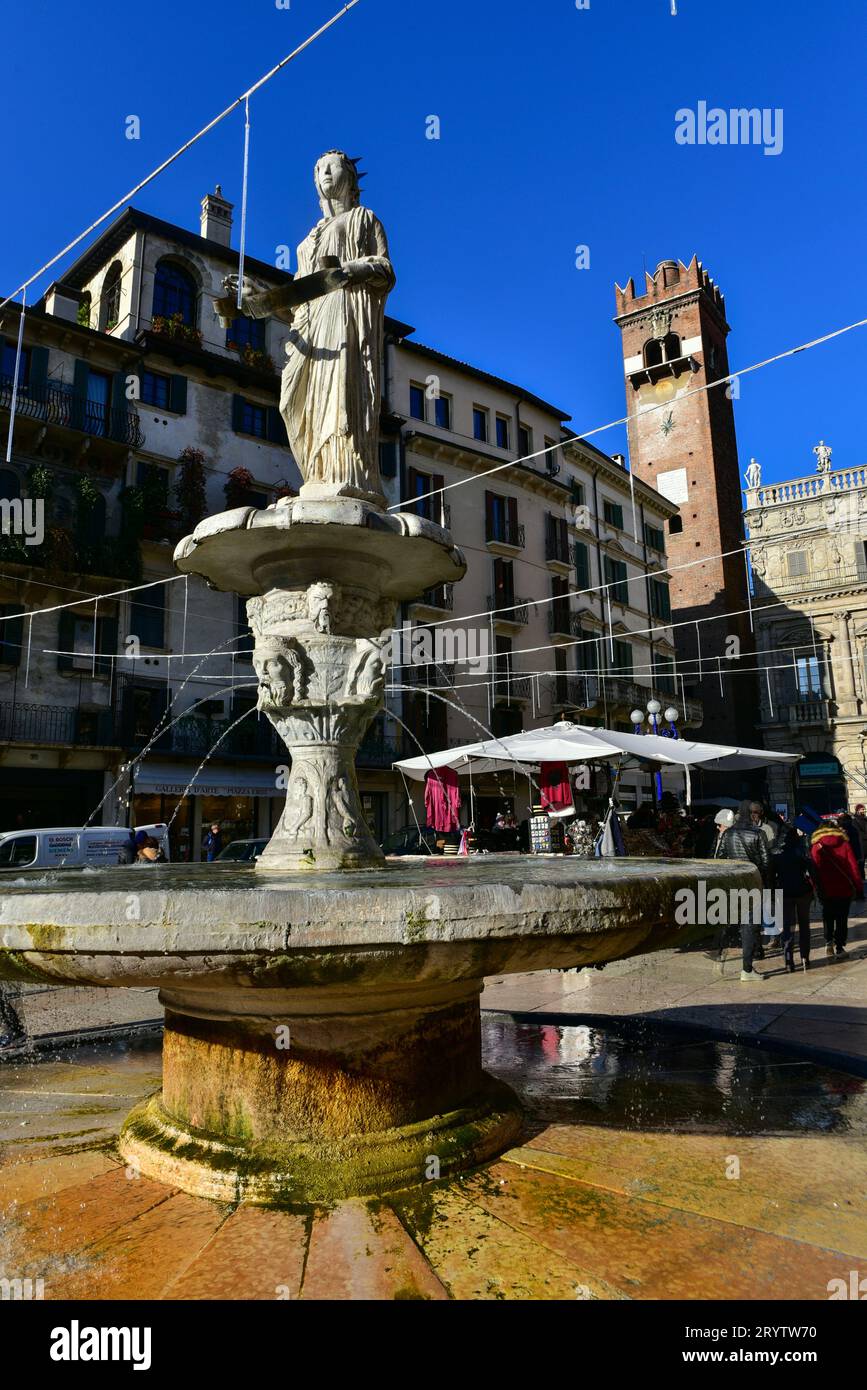 Piazza delle Erbe, la piazza più antica di Verona e "la piazza italiana più amata al mondo" secondo Wiki. Dicembre 2016, Verona, Italia Foto Stock