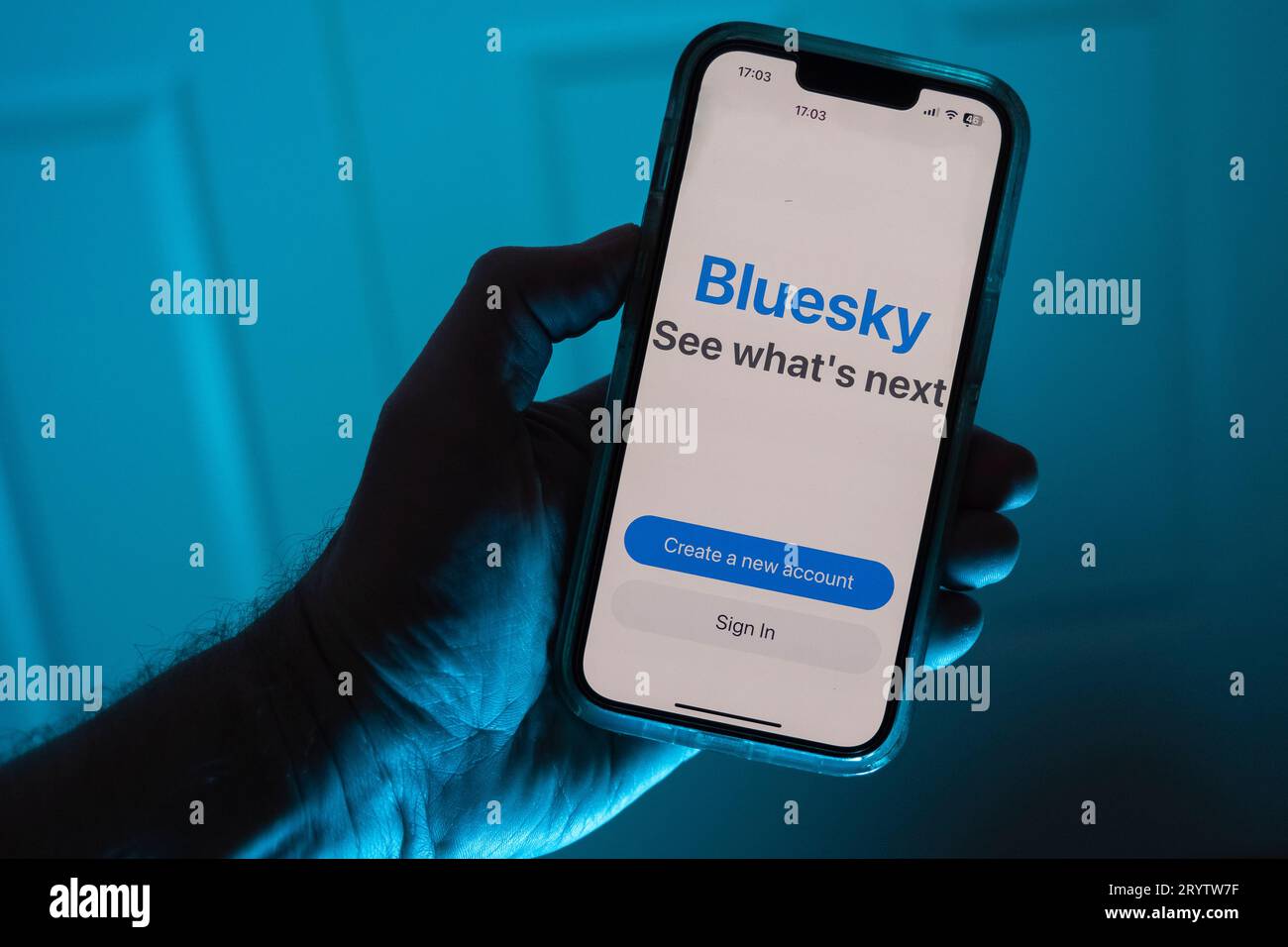 Passa con iPhone con l'alternativa Bluesky X o Twitter Foto Stock