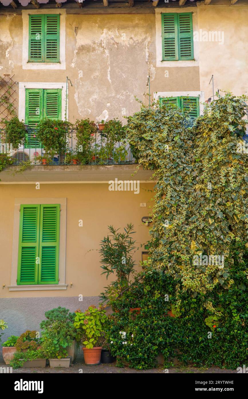 Albergo rivestito di edera con persiane verdi in Piazza Freti Sarnico, Lombardia. Settembre 2023 Foto Stock