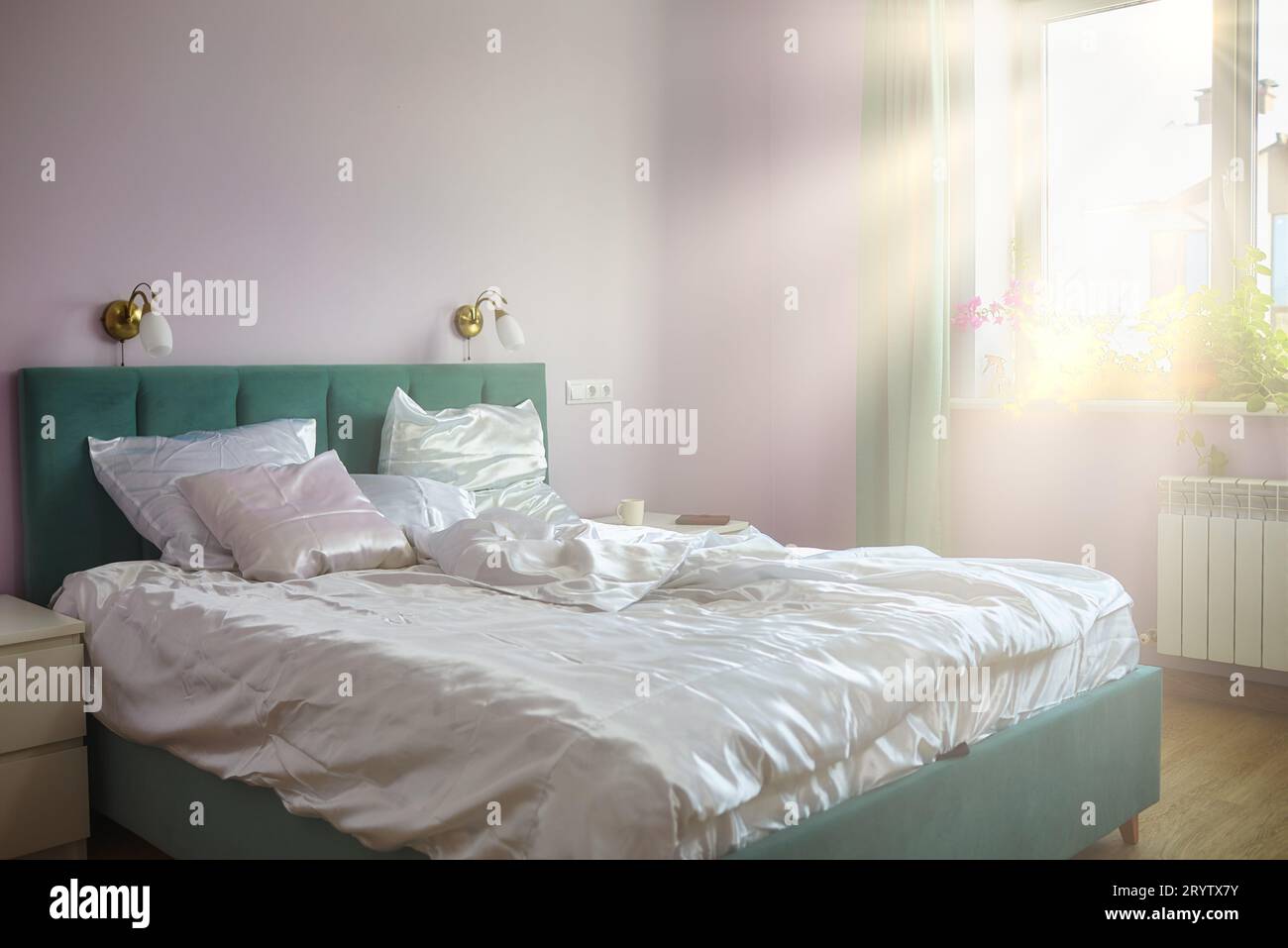 Una camera da letto accogliente con un letto Foto Stock