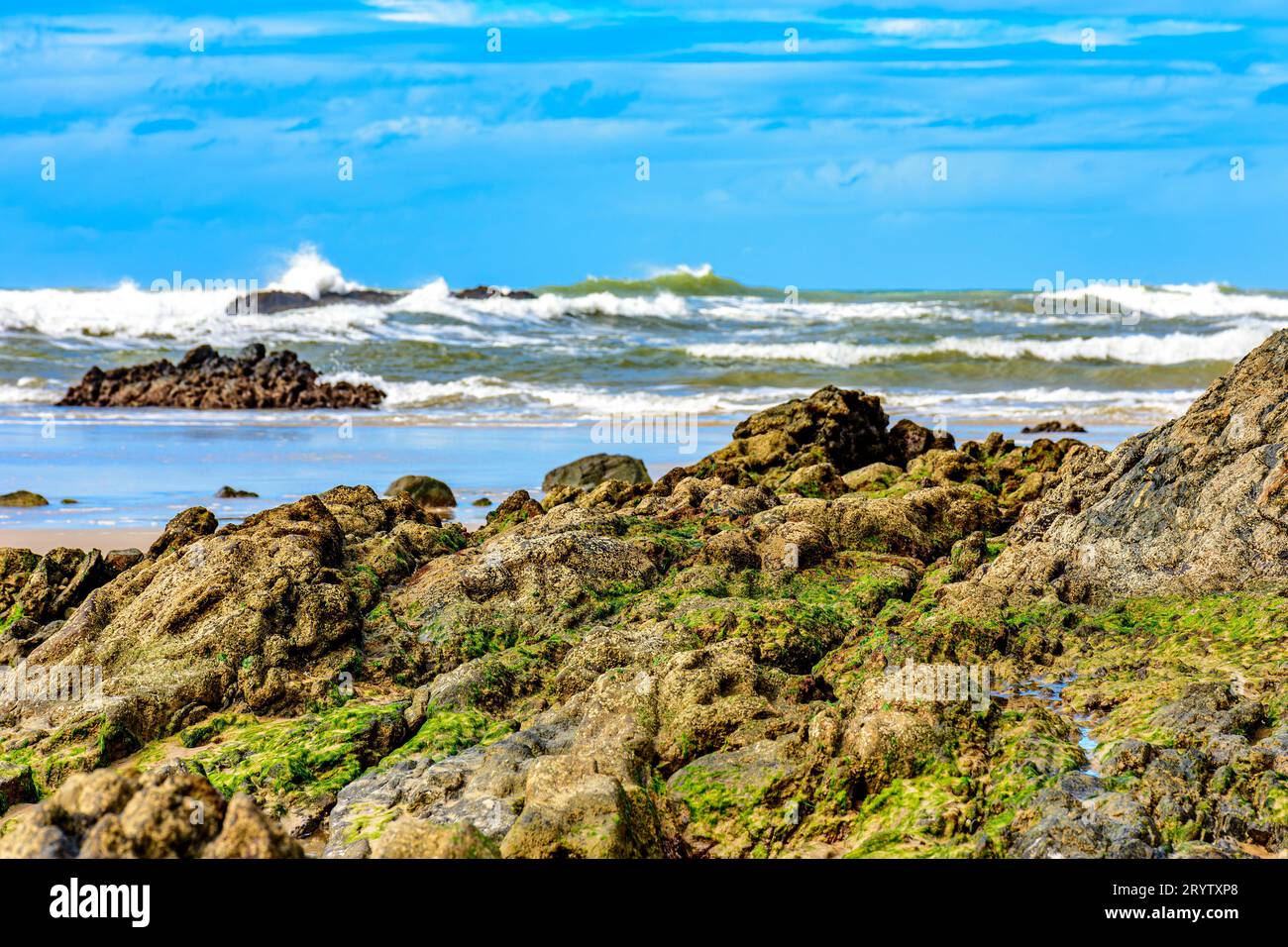 Spiaggia rocciosa con onde Foto Stock