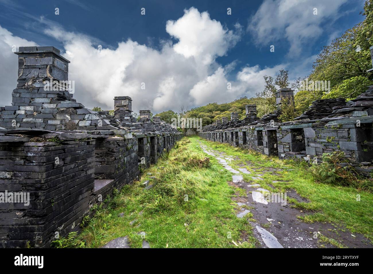 Si tratta di Anglesey Barracks Miners cottages presso la cava di ardesia Dinorwig abbandonata vicino al villaggio gallese di Llanberis nel Parco Nazionale di Snowdonia Foto Stock