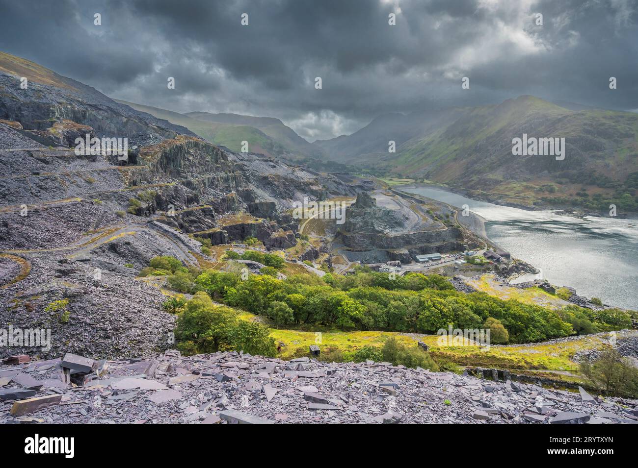 Panoramica generale di cumuli di ardesia abbandonata dalla cava di ardesia Dinorwig situata sopra il villaggio gallese di Llanberis nel Parco Nazionale di Snowdonia Foto Stock