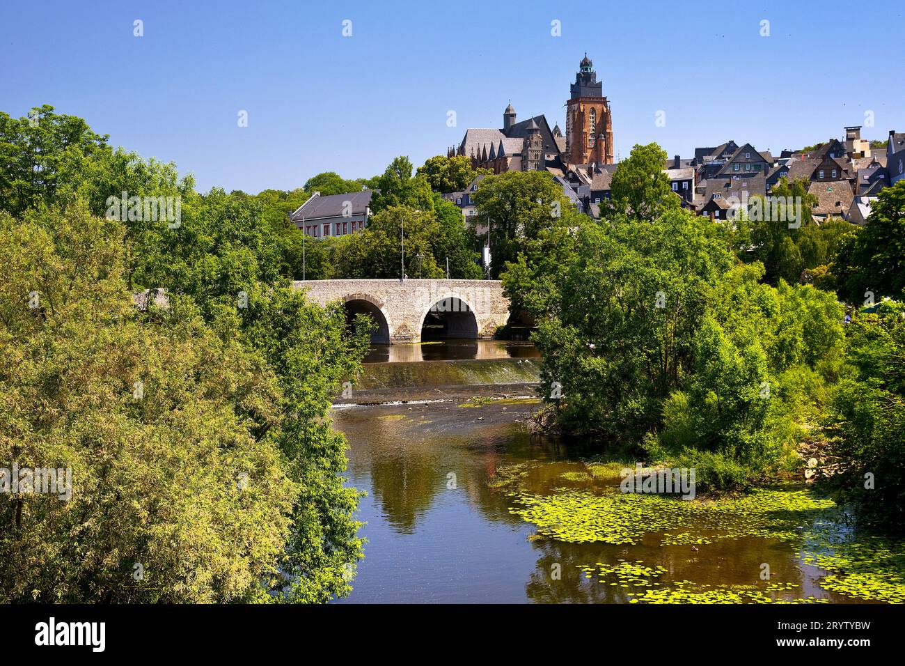 Il fiume Lahn con il vecchio ponte Lahn e la cattedrale, Wetzlar, Assia, Germania, Europa Foto Stock