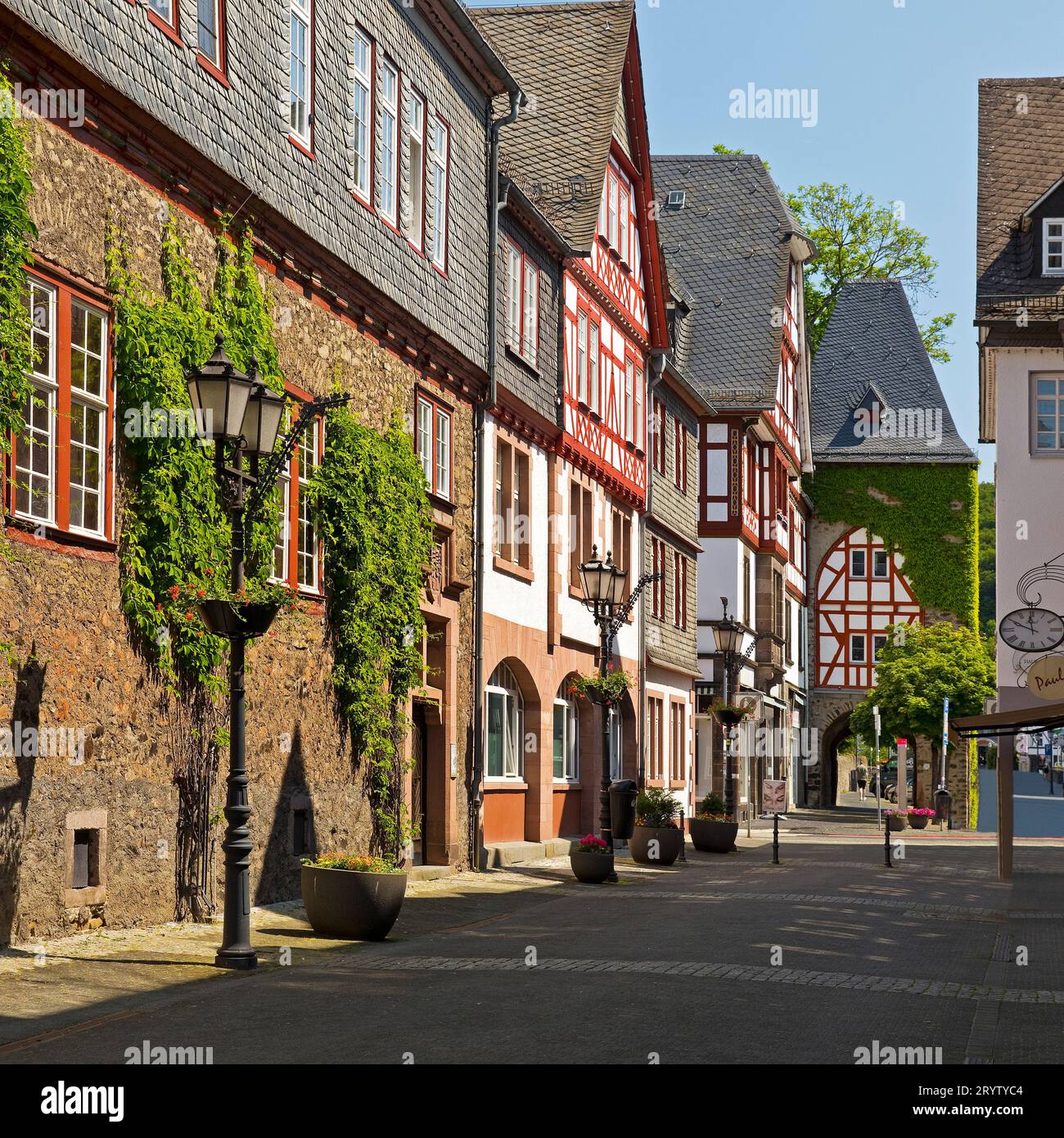 Municipio con case a graticcio e Leonhardsturm, città vecchia, Herborn, Assia, Germania, Europa Foto Stock