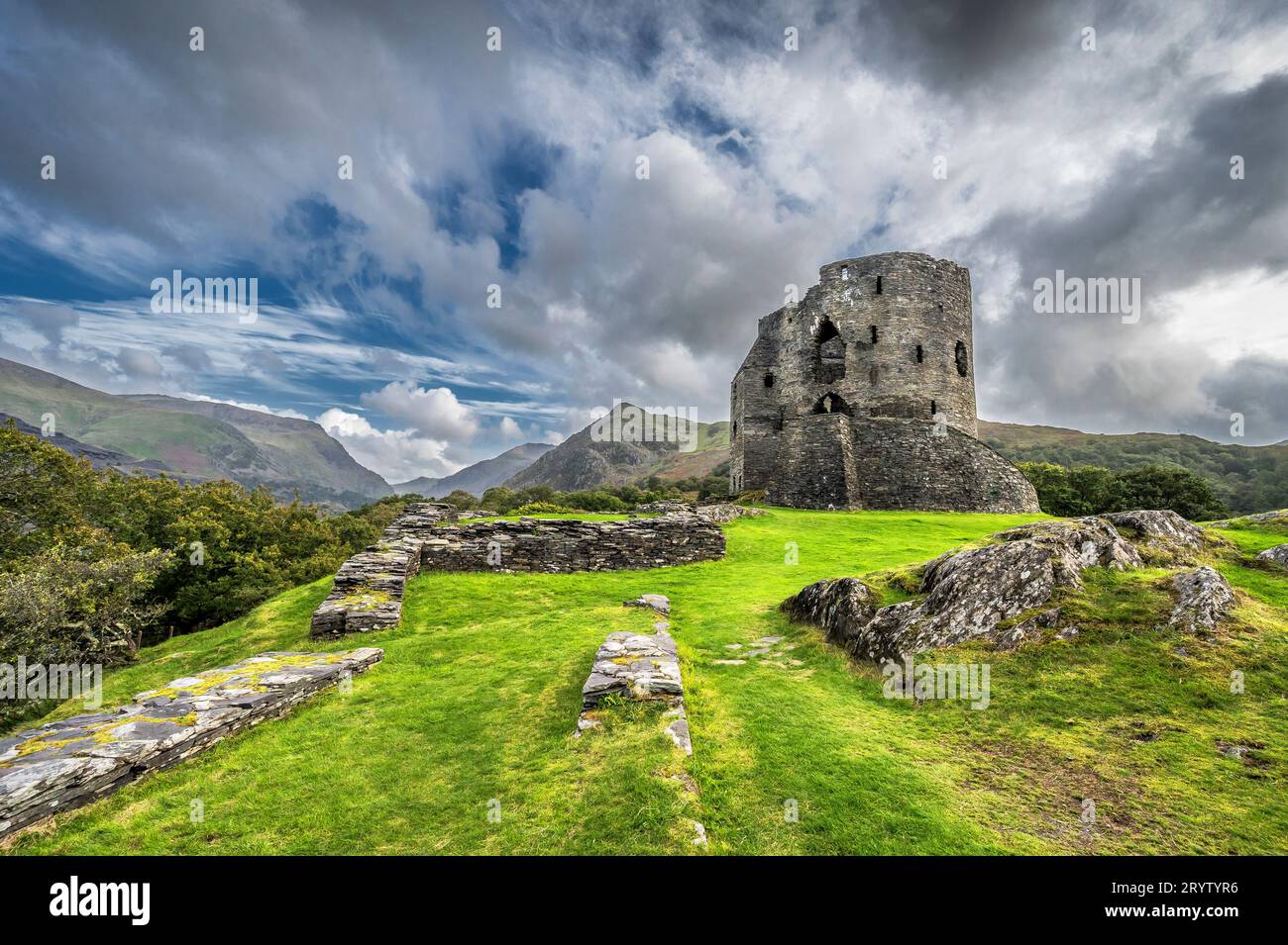 Si tratta della fortezza del XIII secolo del Castello di Dolpadarn, costruita da Llewelyn il grande nel villaggio gallese di Llanberis nel Parco Nazionale di Snowdonia Foto Stock