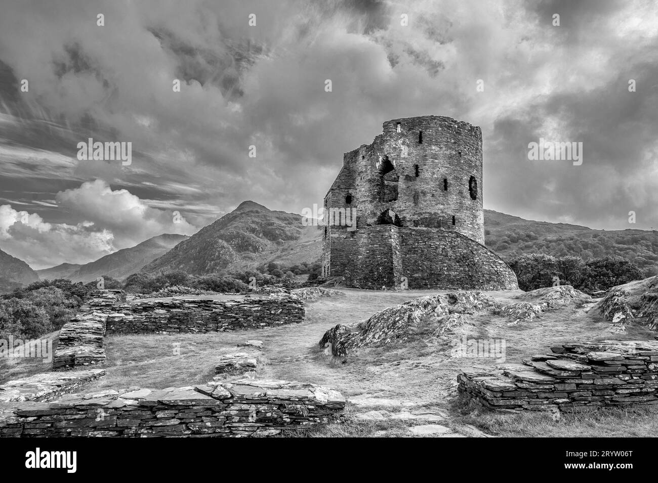 Si tratta della fortezza del XIII secolo del Castello di Dolpadarn, costruita da Llewelyn il grande nel villaggio gallese di Llanberis nel Parco Nazionale di Snowdonia Foto Stock