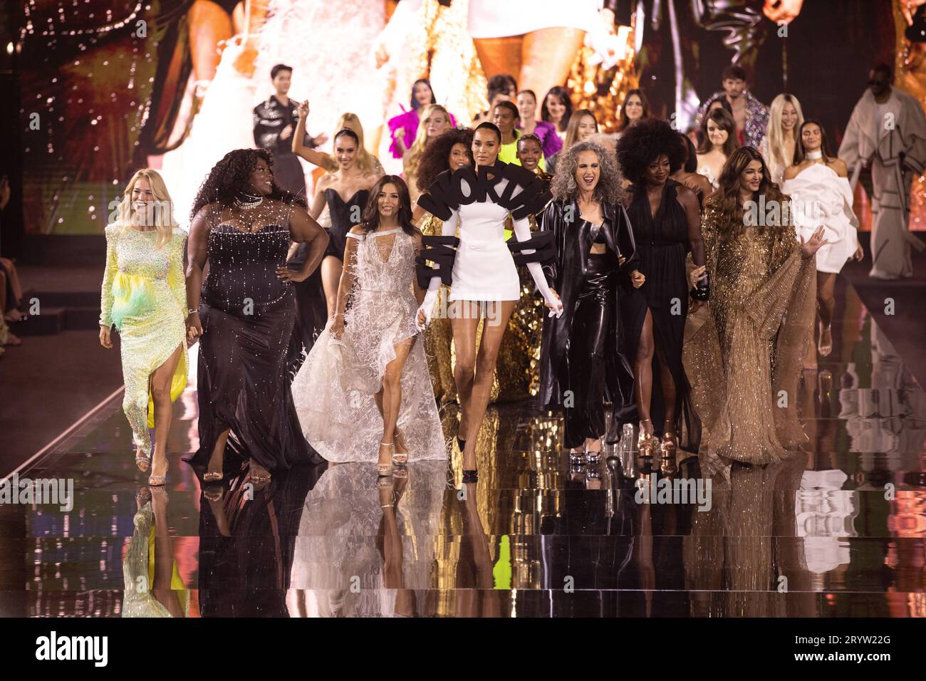 Parigi, Francia, 1 ottobre 2023, l'Oréal Ambassadors cammina lungo la pista durante il 6° spettacolo l'Oréal alla Torre Eiffel, Francois Loock / Alamy Live News Foto Stock