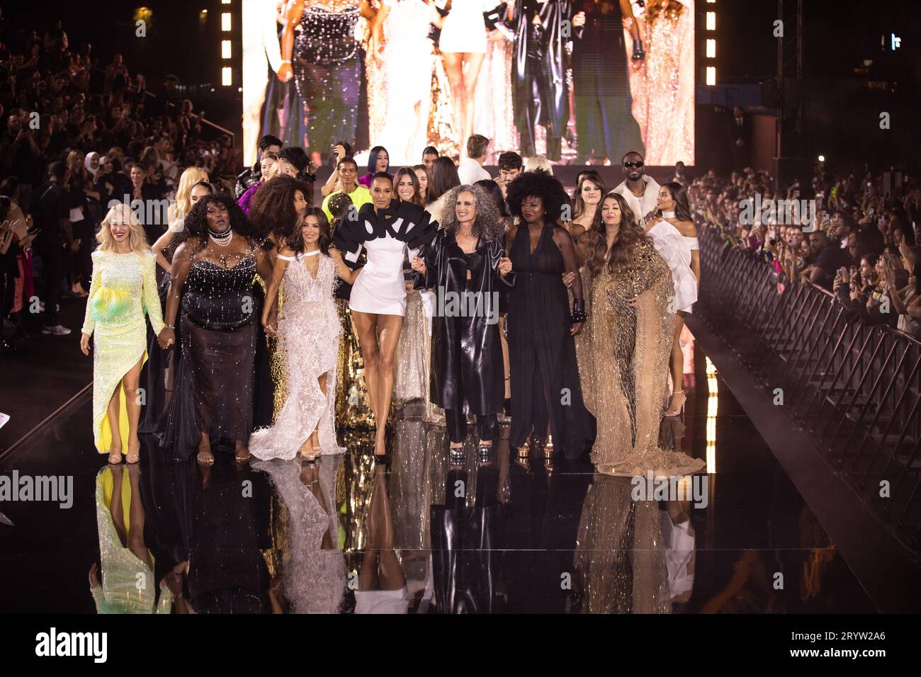 Parigi, Francia, 1 ottobre 2023, l'Oréal Ambassadors cammina lungo la pista durante il 6° spettacolo l'Oréal alla Torre Eiffel, Francois Loock / Alamy Live News Foto Stock