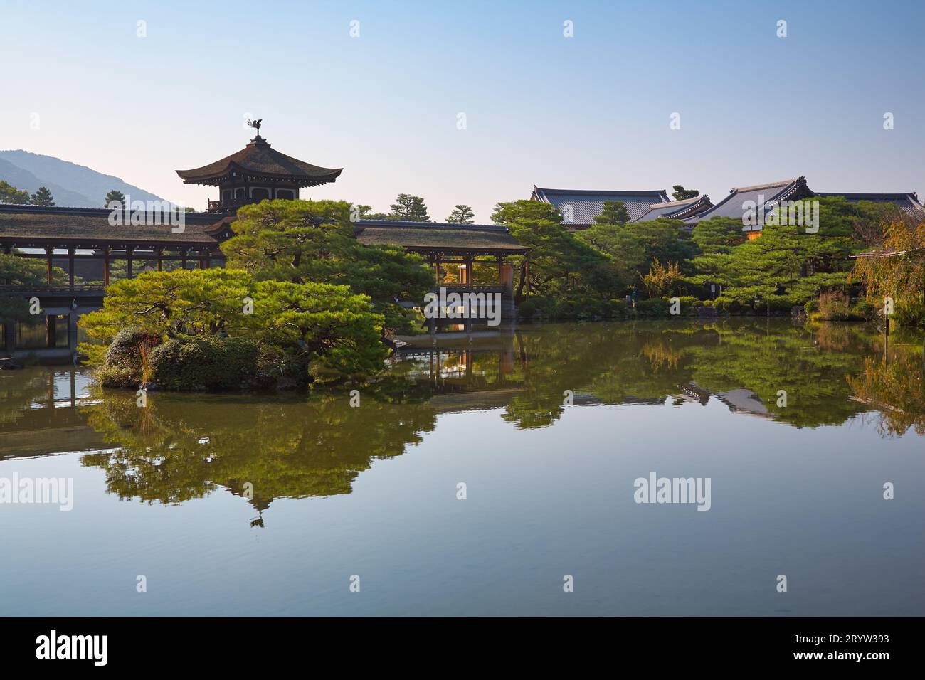 Il Taihei-kaku è Hashidono (ponte coperto) nel giardino del santuario Heian-jingu. Kyoto. Giappone Foto Stock